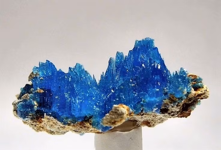  2. Màu xanh lam rực rỡ. Khoáng vật này nổi bật với sắc xanh lam tươi sáng, gây ấn tượng mạnh khi được trưng bày hoặc quan sát trong tự nhiên. Ảnh: Pinterest.