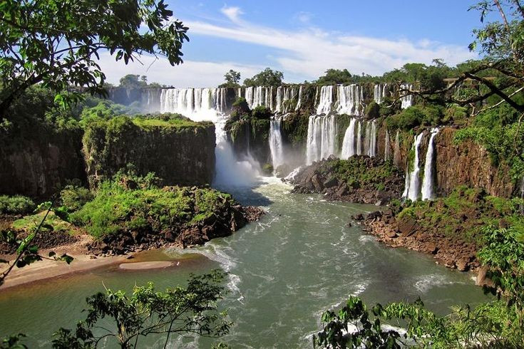 Được UNESCO công nhận di sản thế giới. Cả hai phía phần thuộc Brazil và Argentina của vườn quốc gia Iguazu đều được ghi danh Di sản Thiên nhiên Thế giới. Ảnh: Pinterest.