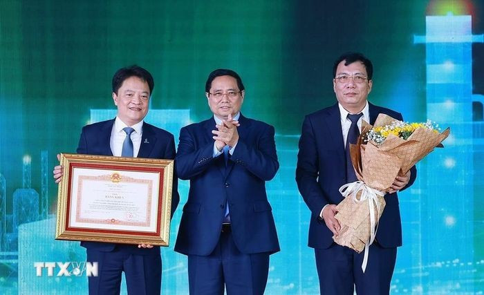 Thủ tướng Phạm Minh Chính tặng bằng khen cho Tổng công ty Điện lực Dầu khí Việt Nam (PV Power) vì đã có thành tích xuất sắc trong thực hiện triển khai, xây dựng Nhà máy điện khí LNG Nhơn Trạch 3 và 4. (Ảnh: Dương Giang/TTXVN)