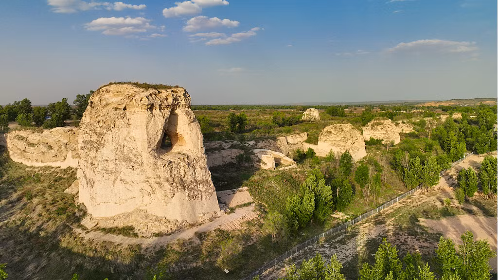  Vật liệu xây dựng của thành mang tính kỹ thuật rất cao. Tường thành Đồng Hoàn Thành được làm từ đất trộn cát, gạo nếp và vôi, tạo nên kết cấu cứng chắc hiếm thấy, giúp di tích tồn tại hơn 1.500 năm giữa sa mạc. Ảnh: cgtn.com.