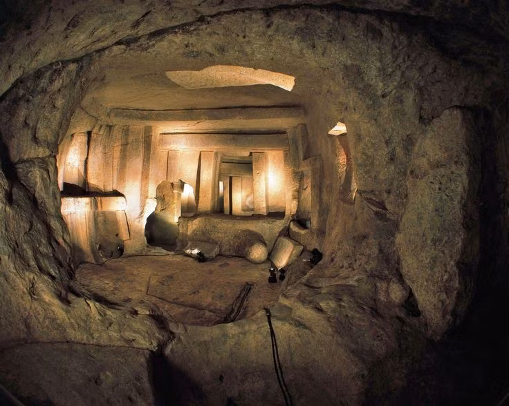  Âm thanh cộng hưởng kỳ lạ. Một số phòng trong hầm có khả năng khuếch đại âm thanh đặc biệt, tạo ra hiệu ứng vang vọng mạnh mẽ, khiến người xưa có thể cảm nhận như đang giao tiếp với thế giới linh hồn. Ảnh: Pinterest.