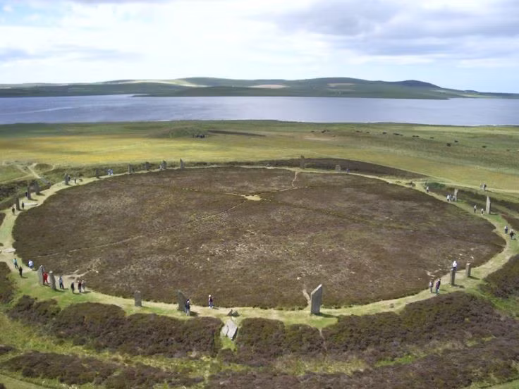 Gồm 60 tảng đá khổng lồ dựng thẳng. Ban đầu, vòng tròn có 60 phiến đá sa thạch cao tới 4 mét, xếp thành vòng tròn đường kính hơn 100 mét, khiến nó trở thành một trong những công trình tròn lớn nhất thời tiền sử. Ảnh: Pinterest.