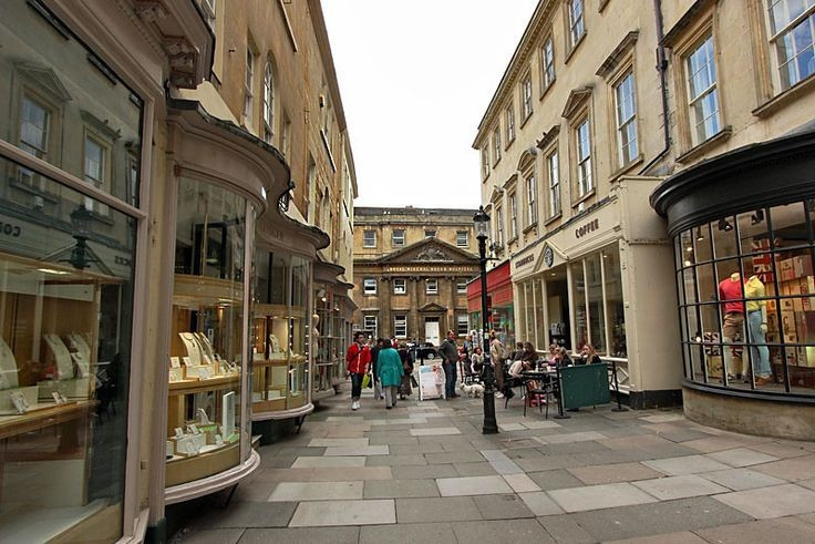  Kết hợp hài hòa giữa lịch sử và du lịch hiện đại. Ngày nay Bath là một điểm du lịch nổi tiếng của Anh. Du khách đến đây để tham quan các di tích La Mã, tòa nhà Georgian và trải nghiệm spa nước nóng hiện đại, tiếp nối truyền thống nghỉ dưỡng đã tồn tại suốt gần hai thiên niên kỷ. Ảnh: Pinterest.