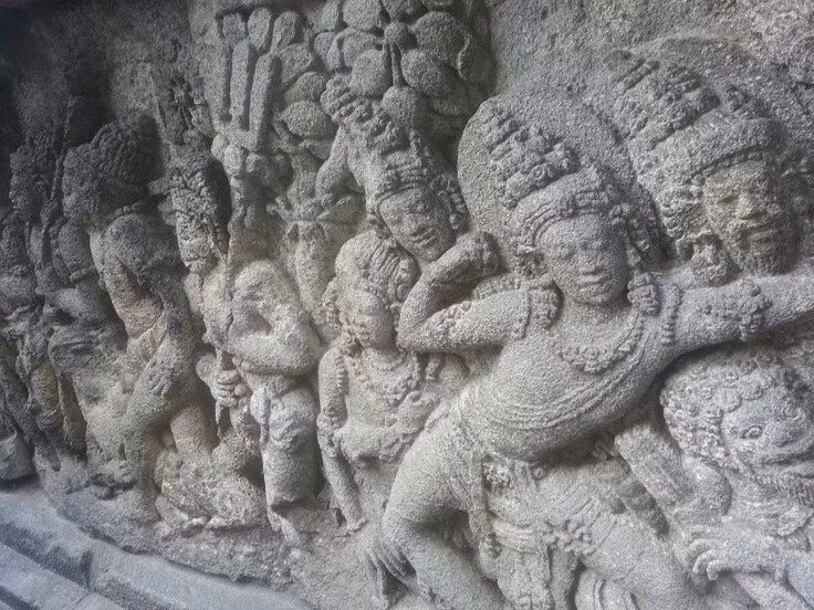  Những bức chạm khắc tinh xảo. Trên tường đền có hàng loạt phù điêu miêu tả sử thi Ramayana, vừa mang giá trị tôn giáo vừa thể hiện trình độ nghệ thuật cao. Ảnh: Pinterest.