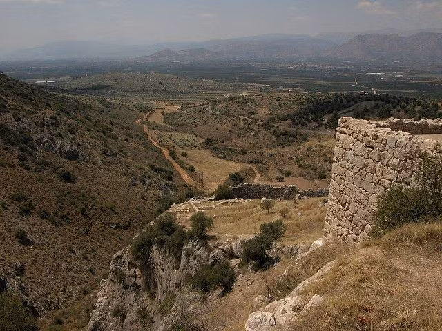 Sự sụp đổ của Mycenae vẫn còn nhiều bí ẩn. Có nhiều giả thuyết về sự suy vong của nền văn minh này như động đất, nội chiến hoặc sự xâm lược của ngoại tộc. Ảnh: Pinterest.