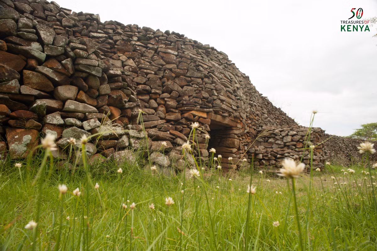  Tên gọi mang nghĩa đặc biệt. “Thimlich Ohinga” trong ngôn ngữ Dholuo có nghĩa là “khu rừng dày với tường bao”, gắn liền với hình ảnh kiến trúc. Ảnh: thetreasureblog.wordpress.com.