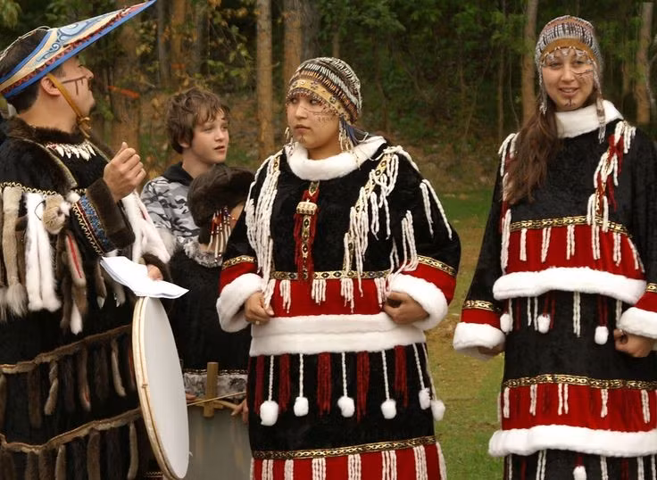  Xã hội theo chế độ mẫu hệ. Người Haida tổ chức xã hội theo dòng họ mẹ, với hai nhóm chính là Quạ và Đại bàng, chi phối hôn nhân, quyền thừa kế và nghi lễ. Ảnh: Pinterest.