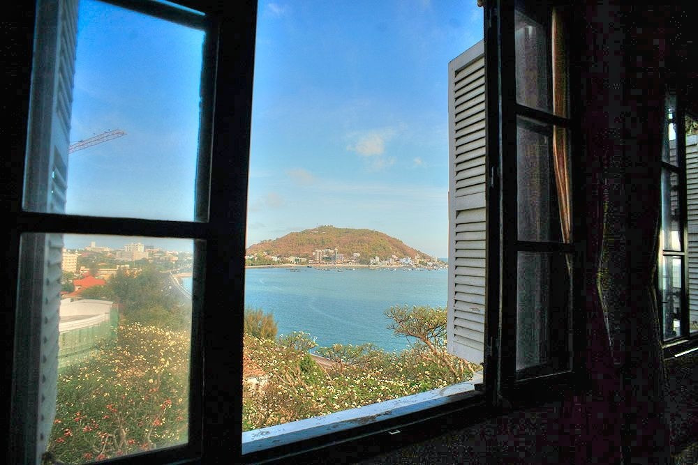 Là điểm ngắm biển đẹp bậc nhất Vũng Tàu. Từ các ban công và ô cửa của Bạch Dinh có thể phóng tầm mắt ra toàn bộ Bãi Trước, cảng biển và đường ven núi rất nên thơ.