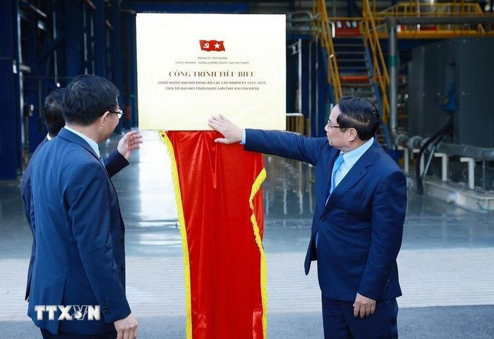 Thủ tướng Phạm Minh Chính và các đại biểu dự Lễ khánh thành Nhà máy Điện khí LNG Nhơn Trạch 3 và 4 và thực hiện nghi thức gắn biển Công trình chào mừng Đại hội XIV của Đảng. (Ảnh: Dương Giang/TTXVN)