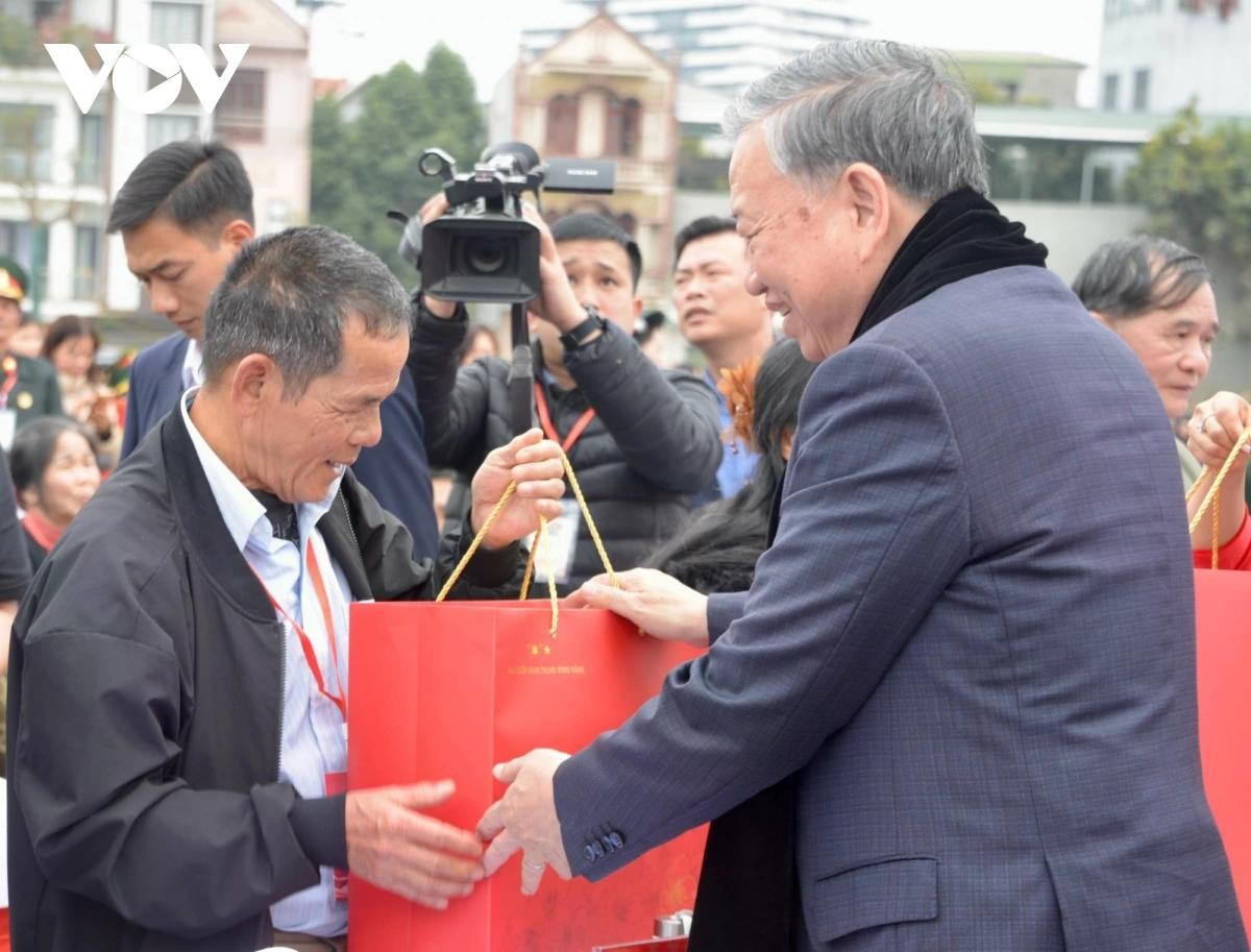 Tổng Bí thư trao tặng các phần quà tri ân các vị lão thành cách mạng, Anh hùng Lực lượng vũ trang nhân dân, những người có công với cách mạng...