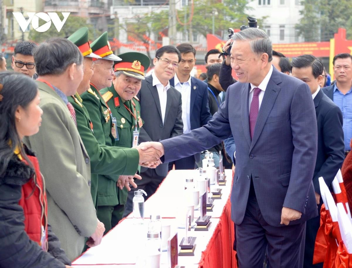 Tổng Bí thư khẳng định, Đảng và Nhà nước mãi mãi ghi sâu công lao, tình nghĩa, sự hy sinh thầm lặng mà vô cùng lớn lao của đồng bào các dân tộc Cao Bằng đối với Đảng, với Bác Hồ, với cách mạng Việt Nam.