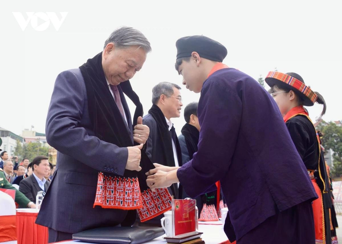 Tổng Bí thư mong muốn và tin tưởng rằng: Trung ương, tỉnh và đồng bào các dân tộc sẽ tiếp tục chung sức, đồng lòng đưa Cao Bằng tiến lên vững chắc.