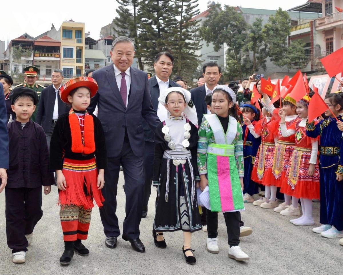 Tổng Bí thư Tô Lâm đến dự buổi gặp mặt và nói chuyện thân mật với đông đảo các tầng lớp nhân dân, đồng bào các dân tộc trên địa bàn tỉnh Cao Bằng.