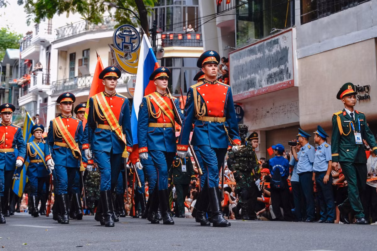 Kế tiếp là đội tiêu binh danh dự đại diện cho ba quân chủng của Lực lượng Vũ trang Nga: Lục quân, Lực lượng Hàng không Vũ trụ và Hải quân.