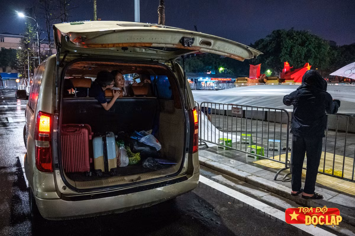 Nhiều gia đình sống ở các tỉnh lân cận di chuyển bằng ôtô về Hà Nội. Họ có mặt tại khu vực này từ lúc 20-22h, mang theo đầy đủ đồ cắm trại, thức ăn, nước uống.