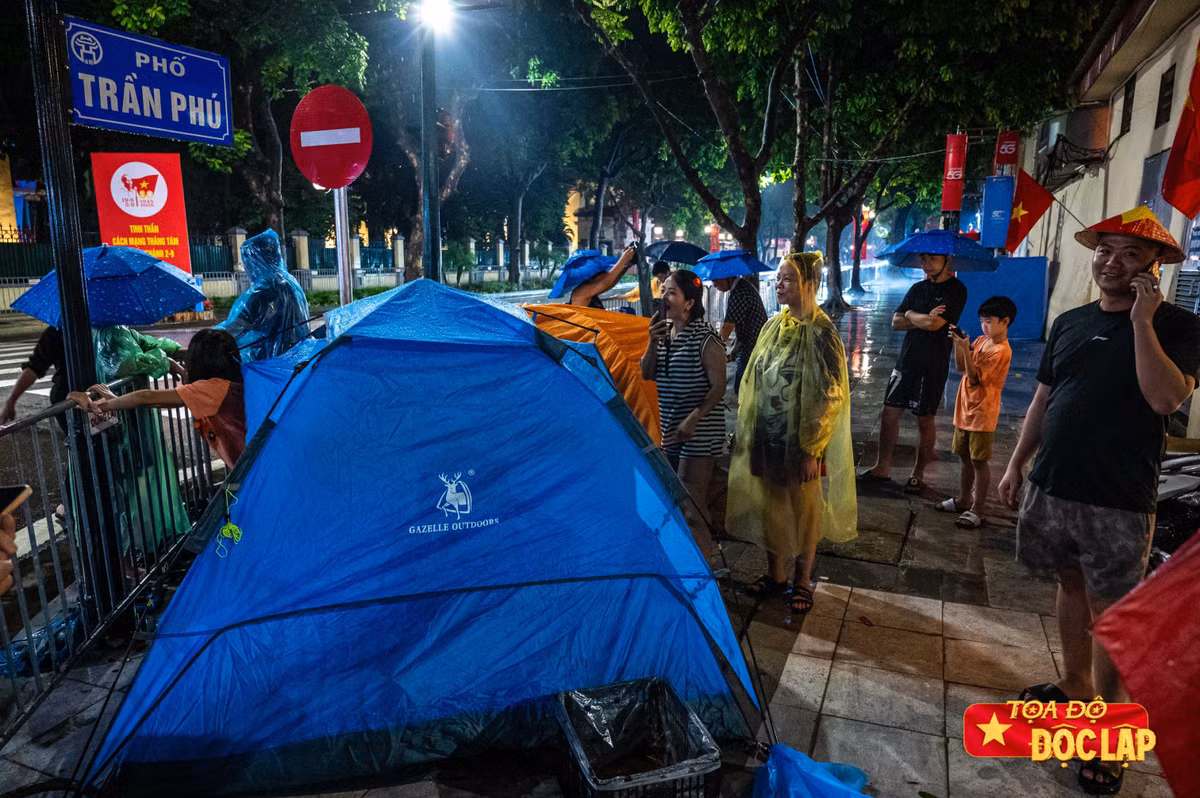 Gia đình chị Đỗ Thị Thơm (phương Hoàng Mai) gồm 9 người, trong đó có 8 trẻ nhỏ, đã có mặt từ 7h30 sáng 26/8. Chị chuẩn bị đầy đủ đồ ăn - từ bếp nướng thịt, gà luộc cho tới thịt hộp, bò khô - và thuê 2 chiếc lều để cả nhà cùng chờ xem diễu binh.