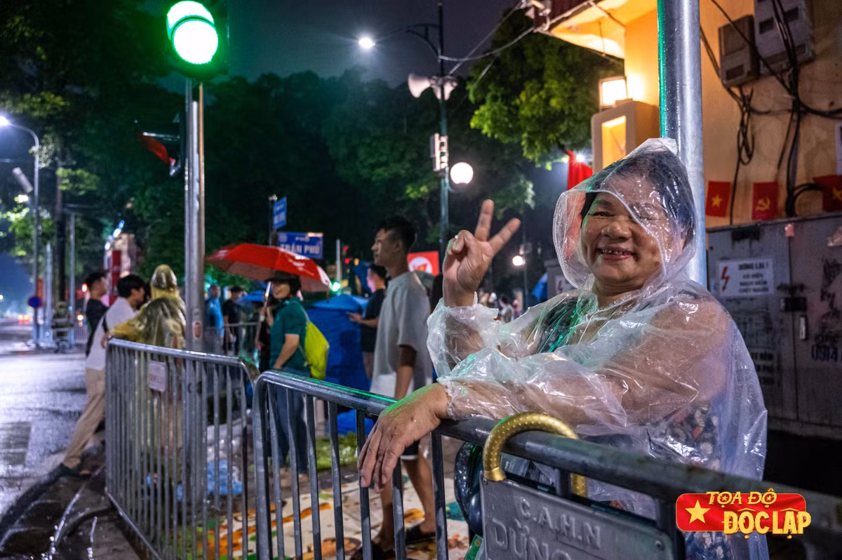 Bà Hoa (66 tuổi, quê Quảng Trị) đã có mặt tại Hà Nội từ ngày 21/8 để theo dõi các hoạt động diễu binh. Tối 26/8, bà đến khu vực này từ 20h để giữ chỗ cho gia đình và bạn bè. Do nhiều ngày trước cổ vũ nhiệt tình, hiện bà bị mất giọng, nhưng dự định tiếp tục xem hết các buổi sơ duyệt, tổng duyệt lẫn chính lễ ngày 2/9.