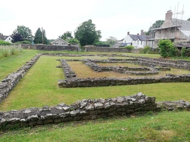  Hệ thống sinh hoạt tiện nghi đáng kinh ngạc. Khảo cổ học cho thấy Venta Silurum có hệ thống cống rãnh, sưởi sàn và nhà tắm công cộng, mang lại chất lượng sống vượt trội so với nhiều khu định cư đương thời. Ảnh: heritagehiker.co.uk.