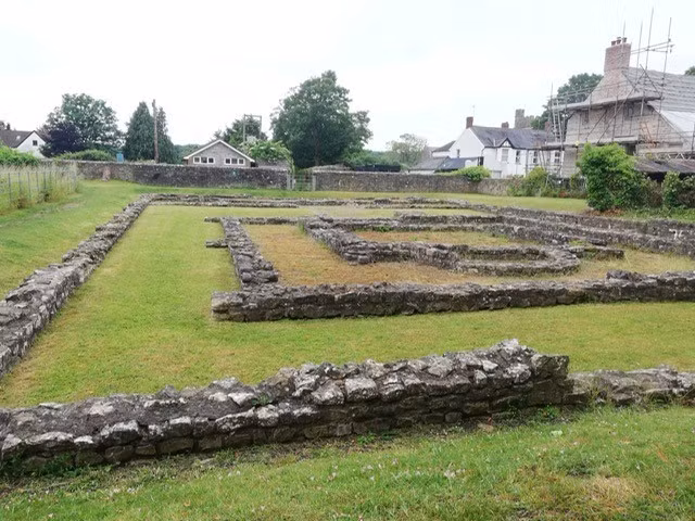  Hệ thống sinh hoạt tiện nghi đáng kinh ngạc. Khảo cổ học cho thấy Venta Silurum có hệ thống cống rãnh, sưởi sàn và nhà tắm công cộng, mang lại chất lượng sống vượt trội so với nhiều khu định cư đương thời. Ảnh: heritagehiker.co.uk.