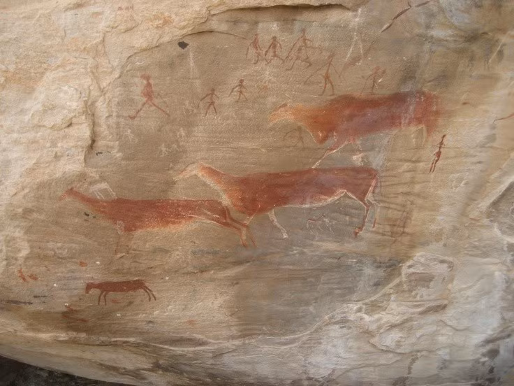  Lưu giữ hơn 35.000 bức tranh đá của người San cổ đại. Những tác phẩm này ghi lại đời sống và tín ngưỡng hàng ngàn năm trước. Ảnh: Pinterest.