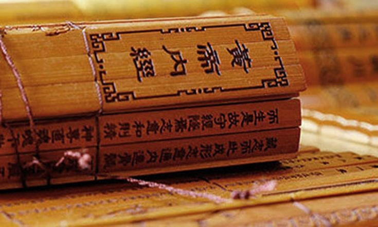  1. Là nền tảng của y học cổ truyền Trung Hoa. Sách hệ thống hóa các khái niệm nền tảng của y học cổ phương Đông như khí, huyết, kinh lạc, và lý thuyết âm dương – ngũ hành. Ảnh: Pinterest.