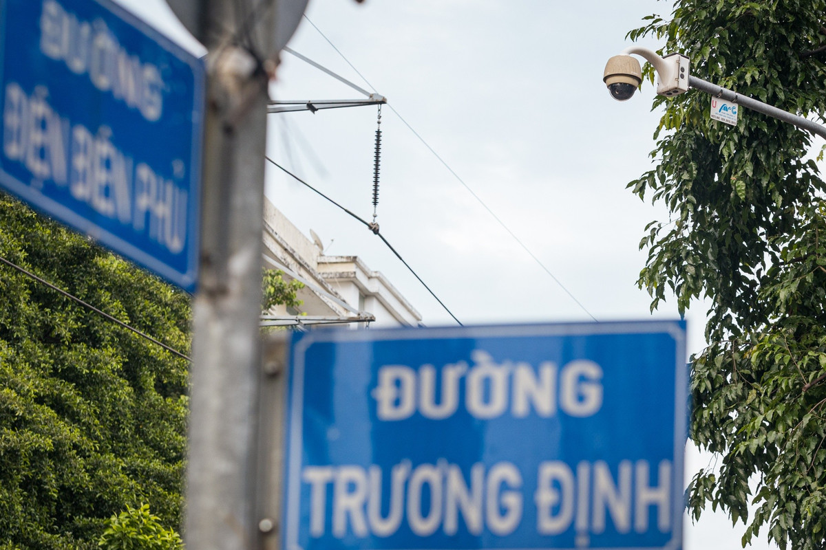 Camera AI hình tròn, nhận diện nhiều xe vi phạm cùng lúc cũng như một xe vi phạm nhiều lỗi.