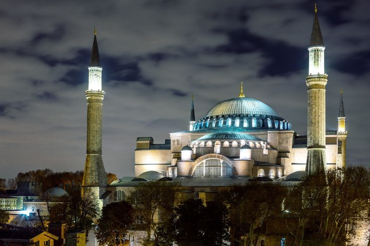  Từng là nhà thờ Chính thống giáo. Trong gần một thiên niên kỷ, Hagia Sophia là trung tâm tôn giáo của Chính thống giáo Đông phương, nơi diễn ra các nghi lễ trọng đại và lễ đăng quang hoàng đế Byzantine. Ảnh: Pinterest.