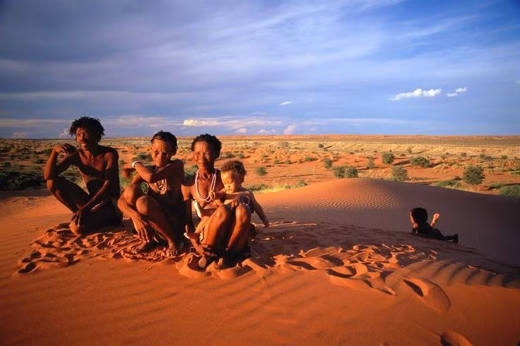  Tên gọi Khoikhoi mang ý nghĩa “con người thực sự”. Trong ngôn ngữ của họ, “Khoi” có nghĩa là người, việc lặp lại thể hiện niềm tự hào về bản sắc và nguồn gốc cộng đồng. Ảnh: Pinterest.