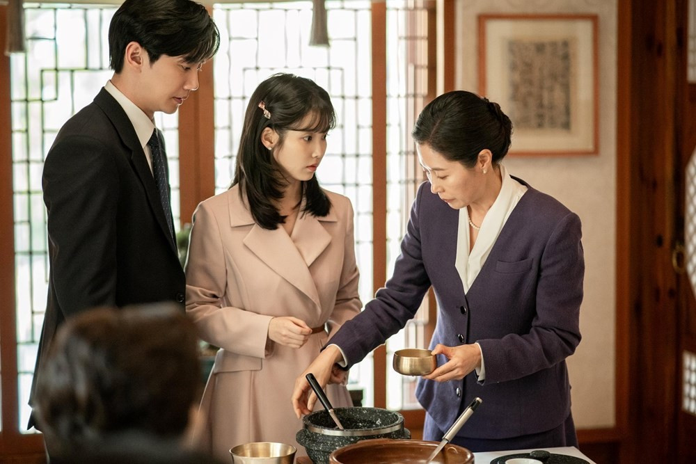 Cha mẹ nên là người định hướng cho con cái đúng lúc và phù hợp (Ảnh: Netflix)