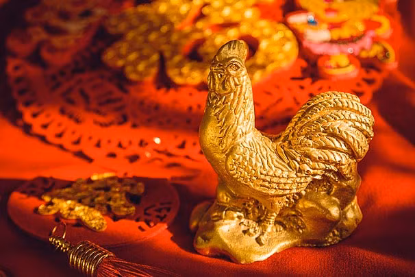  Tuổi Dậu – Lộc trời ban, cơ hội nắm chặt trong tay: Những người tuổi Dậu bước sang tháng 7/2025 chẳng khác gì “hái lộc giữa trời”. Từ sau Tết Đoan Ngọ, vận trình tài lộc của tuổi Dậu đã có dấu hiệu chuyển biến rõ rệt, nhưng phải đến đầu tháng 7, con giáp này mới thật sự bứt phá mạnh mẽ.