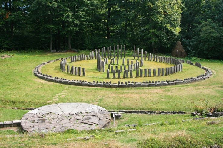  Là trung tâm nghi lễ tôn giáo quan trọng. Khu thánh địa gồm nhiều vòng tròn đá và bàn thờ, được cho là nơi diễn ra các nghi lễ hiến tế và quan sát thiên văn của giới tư tế Dacia. Ảnh: Pinterest.