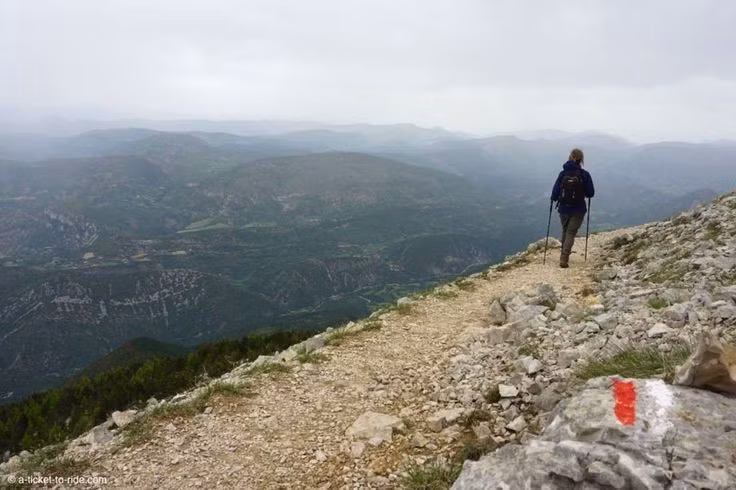  Điểm đến thiên nhiên được quản lý nghiêm ngặt. Dù thu hút du khách yêu trekking và leo núi, khu vực vẫn áp dụng các biện pháp bảo tồn nghiêm ngặt nhằm bảo vệ hệ sinh thái mong manh, duy trì giá trị lâu dài của di sản. Ảnh: Pinterest.