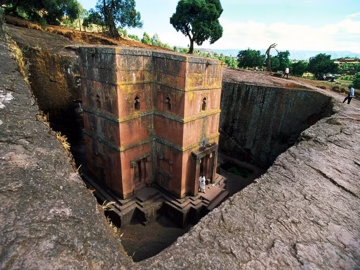  Là trung tâm hành hương quan trọng. Cho đến nay, Lalibela vẫn là địa điểm hành hương linh thiêng của hàng nghìn tín đồ Chính thống giáo Ethiopia. Ảnh: Pinterest.
