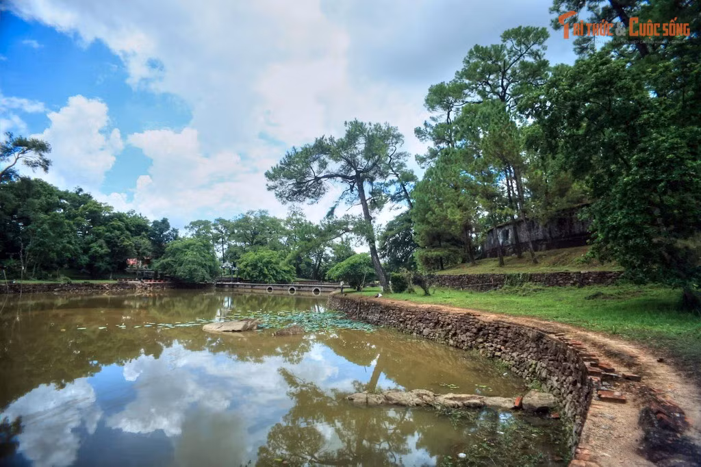 Hệ thống hồ nước và cầu đá dày đặc. Nước được sử dụng như yếu tố điều hòa không gian và biểu trưng cho sự hài hòa âm dương.