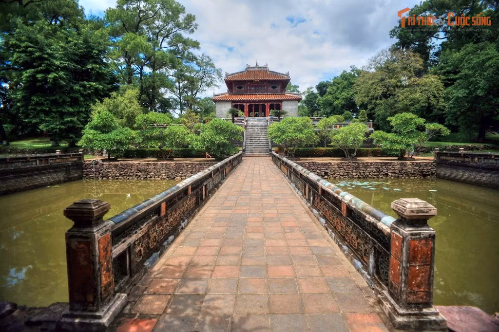 Quy hoạch theo trục thần đạo hoàn chỉnh. Lăng được bố trí trên một trục đối xứng nghiêm ngặt, phản ánh tư tưởng vương quyền và trật tự Nho giáo.