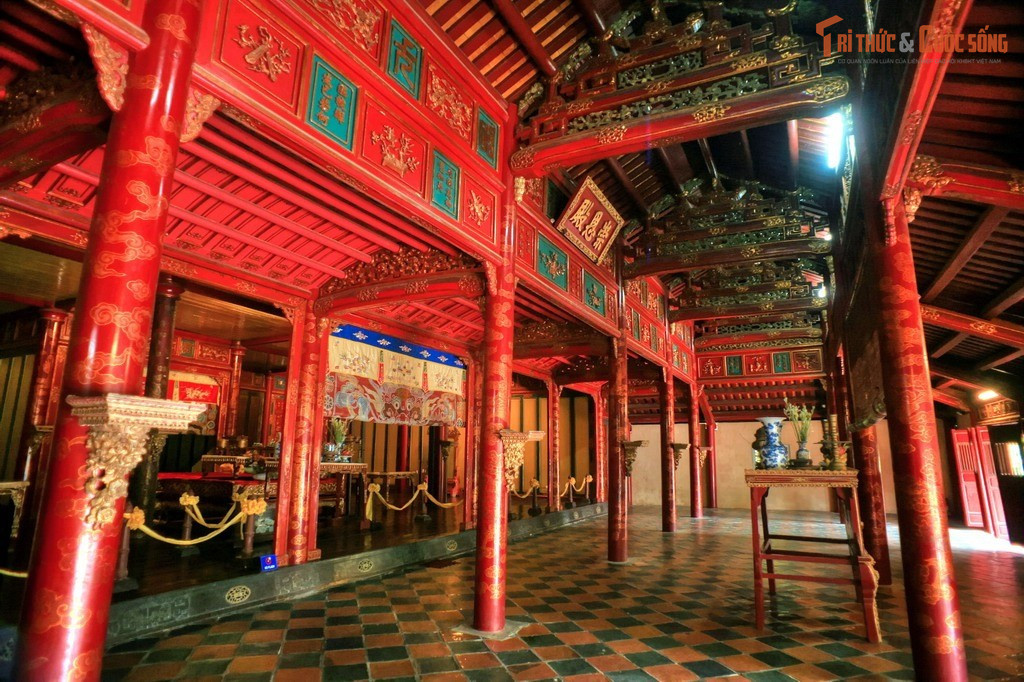 Thơ văn hiện diện khắp lăng. Nhiều hoành phi, câu đối tại các công trình ở lăng khắc chữ Nho do chính vua Minh Mạng sáng tác.