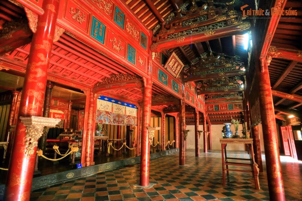 Thơ văn hiện diện khắp lăng. Nhiều hoành phi, câu đối tại các công trình ở lăng khắc chữ Nho do chính vua Minh Mạng sáng tác.