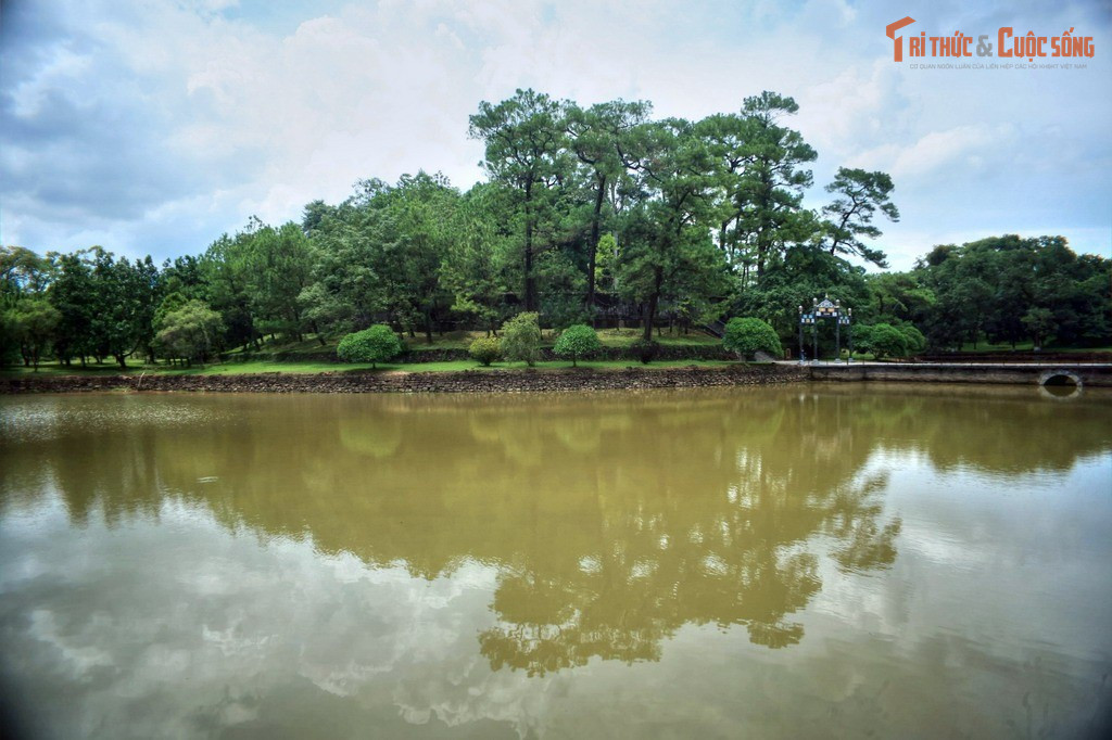 Ứng dụng phong thủy “tiền án – hậu chẩm”. Thế đất lăng có núi bao bọc phía sau, sông hồ phía trước, được xem là cực kỳ cát tường.