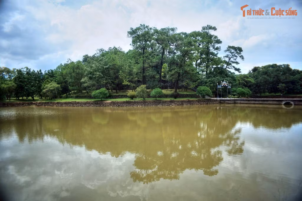 Ứng dụng phong thủy “tiền án – hậu chẩm”. Thế đất lăng có núi bao bọc phía sau, sông hồ phía trước, được xem là cực kỳ cát tường.