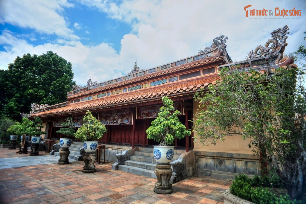 Kiến trúc mang tính triết lý hơn trang trí. So với lăng Tự Đức hay Khải Định, lăng Minh Mạng ít trang trí cầu kỳ nhưng rất chặt chẽ về tư tưởng.