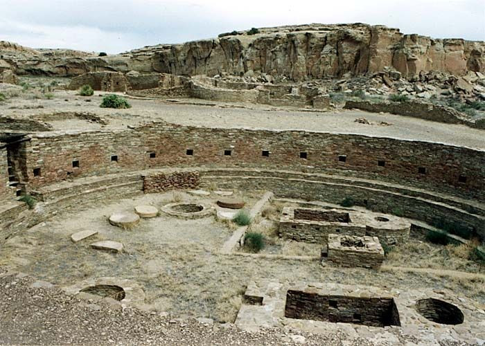  Kiến trúc hình chữ D đặc trưng. Giống nhiều “Nhà Lớn” khác ở Chaco Canyon, Chetro Ketl có mặt bằng hình chữ D, với bức tường cong quay về phía Bắc, cho thấy quy hoạch có chủ ý chứ không xây dựng ngẫu nhiên. Ảnh: Pinterest.