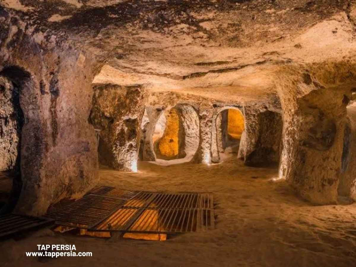  Có cấu trúc nhiều tầng sâu tới hàng chục mét. Thành phố ngầm gồm ba tầng chính, sâu từ 4 đến hơn 18 mét, được nối với nhau bằng cầu thang hẹp và giếng đứng để kiểm soát di chuyển. Ảnh: tappersia.com.