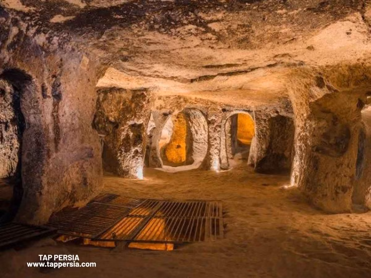  Có cấu trúc nhiều tầng sâu tới hàng chục mét. Thành phố ngầm gồm ba tầng chính, sâu từ 4 đến hơn 18 mét, được nối với nhau bằng cầu thang hẹp và giếng đứng để kiểm soát di chuyển. Ảnh: tappersia.com.