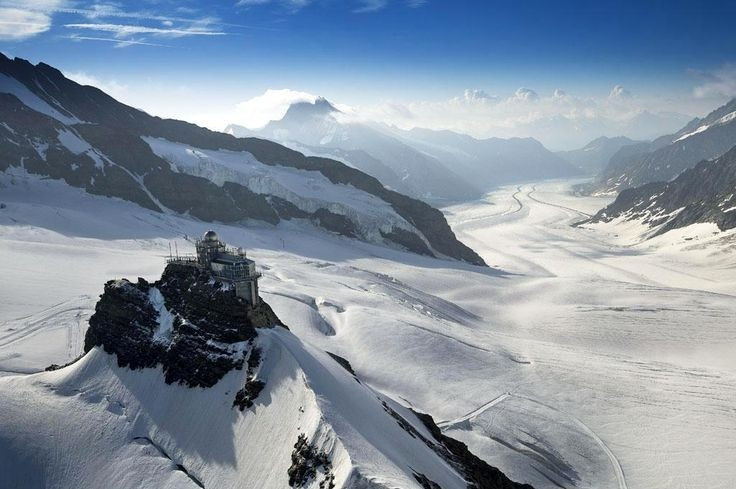  Dấu ấn địa chất hàng triệu năm. Các lớp đá tại Jungfrau-Aletsch ghi lại lịch sử va chạm kiến tạo giữa mảng châu Phi và châu Âu. Nhờ đó, khu vực này trở thành tư liệu sống động để nghiên cứu quá trình hình thành núi non ở châu Âu. Ảnh: Pinterest.