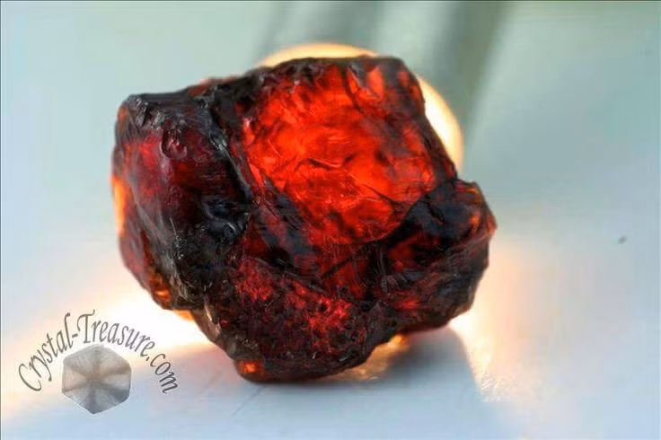  6. Là viên đá huyền thoại của giới sưu tầm khoáng vật. Việc sở hữu Painite từng là niềm mơ ước tối thượng của các nhà khoáng vật học và thợ săn đá quý. Ảnh: Pinterest.