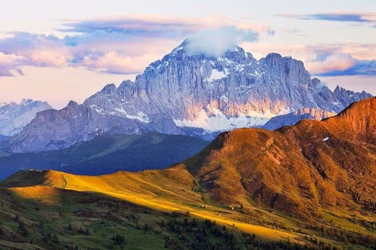  Là di sản thiên nhiên thế giới được UNESCO công nhận. Dolomites được thêm vào danh sách di sản thế giới năm 2009 nhờ giá trị địa chất và cảnh quan đặc sắc. Ảnh: Pinterest.