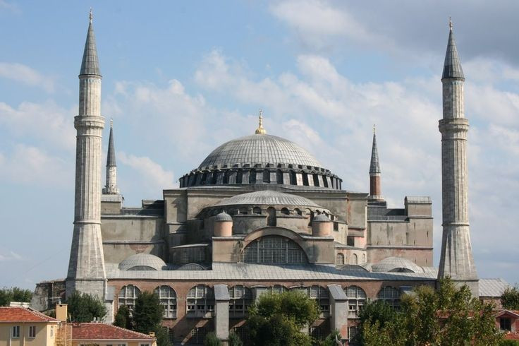  Biểu tượng của Istanbul hiện đại. Nằm tại thành phố Istanbul, Hagia Sophia là một trong những điểm tham quan nổi tiếng nhất thế giới, thu hút hàng triệu du khách mỗi năm và tiếp tục là biểu tượng lịch sử – văn hóa của Thổ Nhĩ Kỳ. Ảnh: Pinterest.
