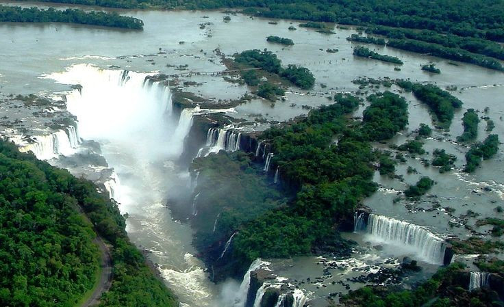  Hai quốc gia cùng quản lý. Vườn quốc gia Iguazu được Brazil và Argentina bảo tồn chung, tạo thành di sản xuyên biên giới. Ảnh: Pinterest.