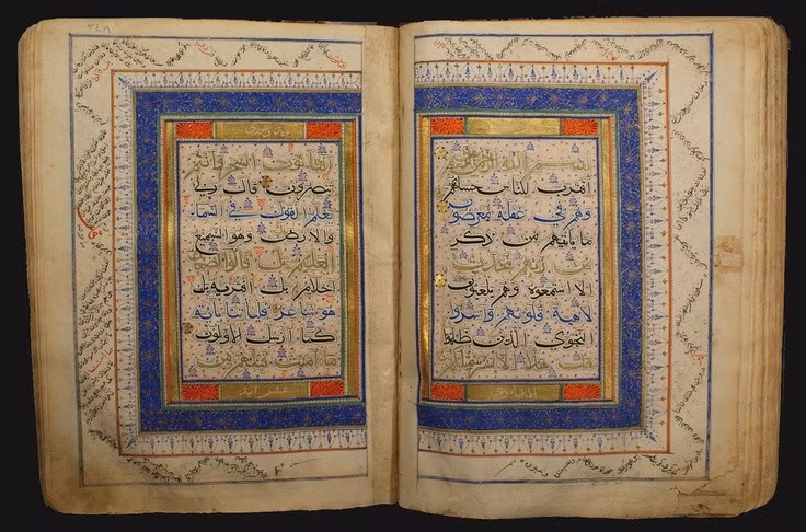  Gồm 114 chương gọi là surah. Các chương có độ dài khác nhau, bao quát giáo lý, luật pháp và đạo đức. Ảnh: Pinterest.