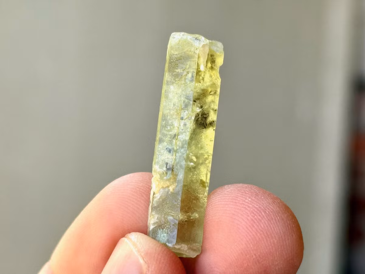  Tinh thể thường hình lăng trụ sáu cạnh rõ nét. Giống các loại beryl khác, heliodor kết tinh thành các lăng trụ sáu cạnh kéo dài, bề mặt sắc nét, tạo nên vẻ đẹp hình học rất được giới sưu tầm ưa chuộng. Ảnh: etsystatic.com.